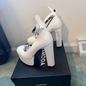 Lambda white Above Average Platform Heels
Size 8, never worn, with box.